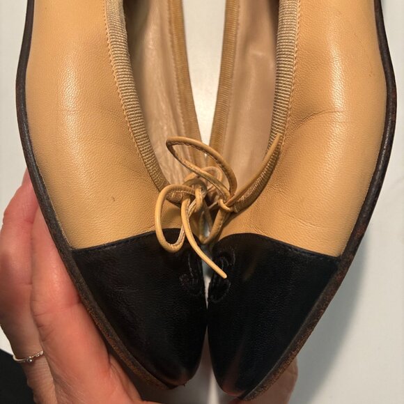 CHANEL Two-Tone cap toe Beige and Black Ballerina flats - Picture 6 of 14